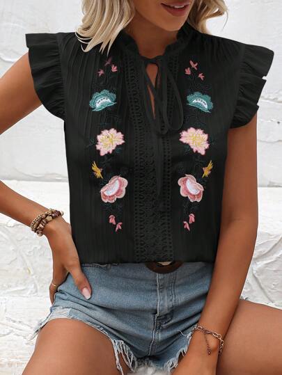Damebluse med blomsterbroderi og flæsedetaljer Stilla