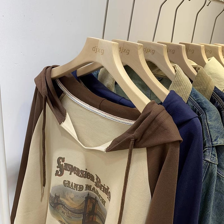Femme Forkortet Grafik-Hoodie med Kunstnerisk Tryk Stilla