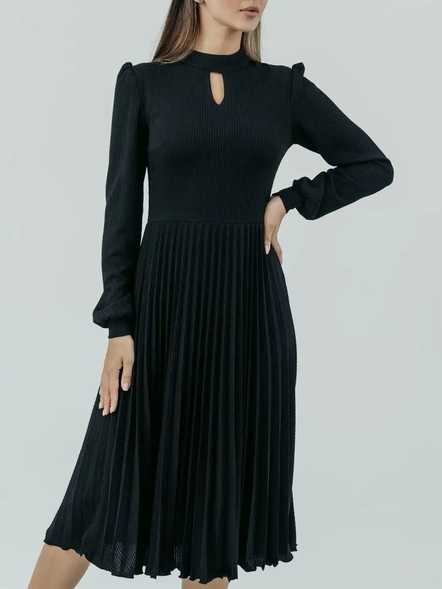 Dame elegant midi kjole med plissédetaljer og høj hals Stilla
