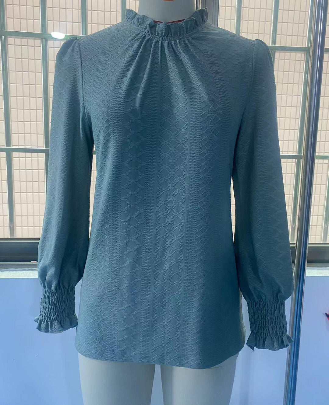 Dame volangbluse med elastiske ribkanter Stilla