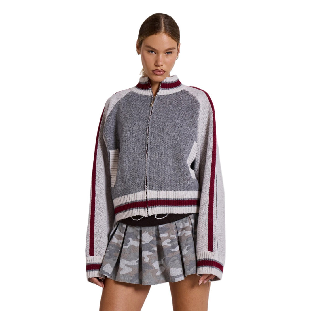 Kvinders stilfulde og komfortable strikket sweater med holdmærke Stilla