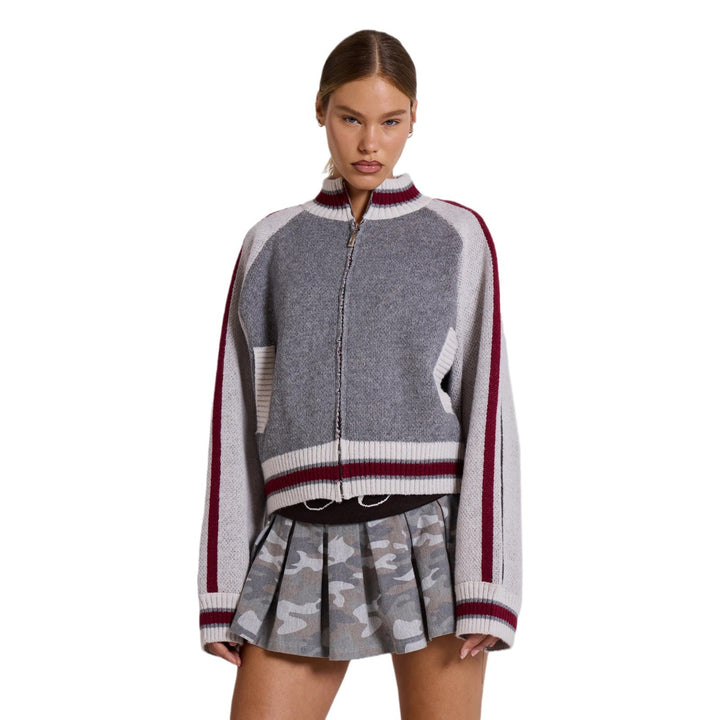 Kvinders stilfulde og komfortable strikket sweater med holdmærke Stilla