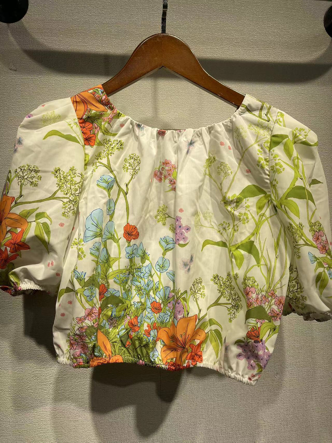 Dame maxiskørt med farverigt blomstermønster og elegant flydende snit Stilla