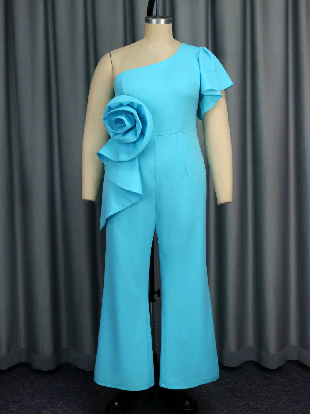 Dame jumpsuit med asymmetrisk snit og voluminøs blomsteraccent Skovae