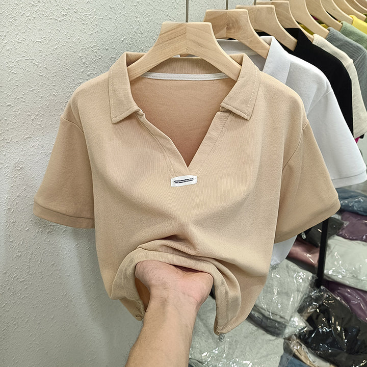Femme Polstret Polo Stil Top med unikt V-udskæring Design Stilla