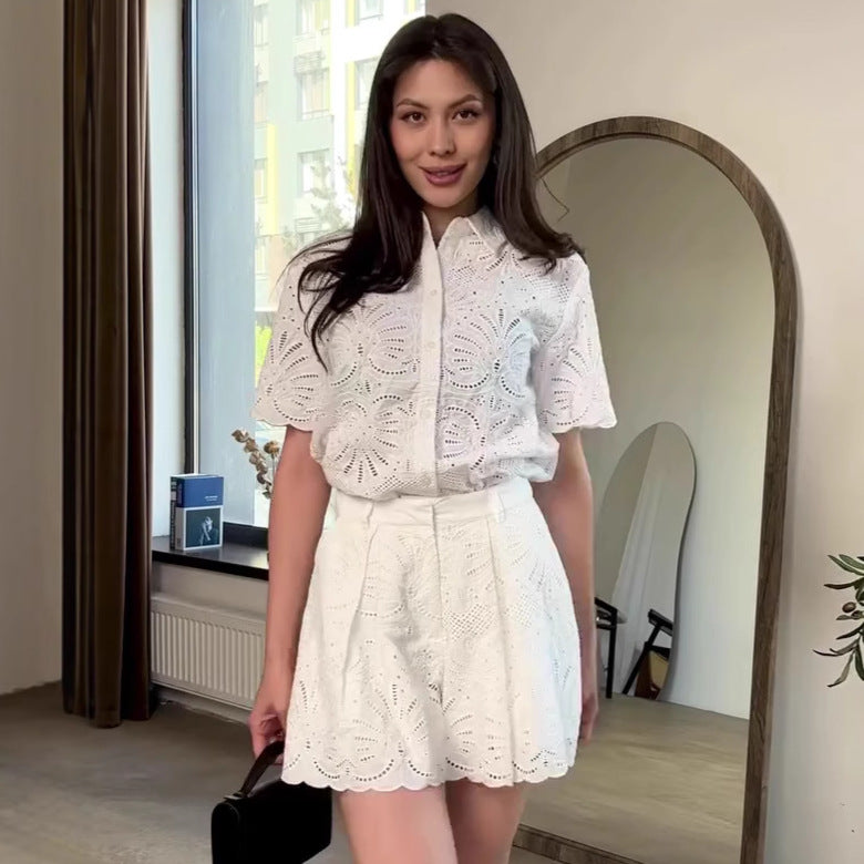 Dame top- og shorts-sæt i perforeret stof med elegante detaljer Stilla