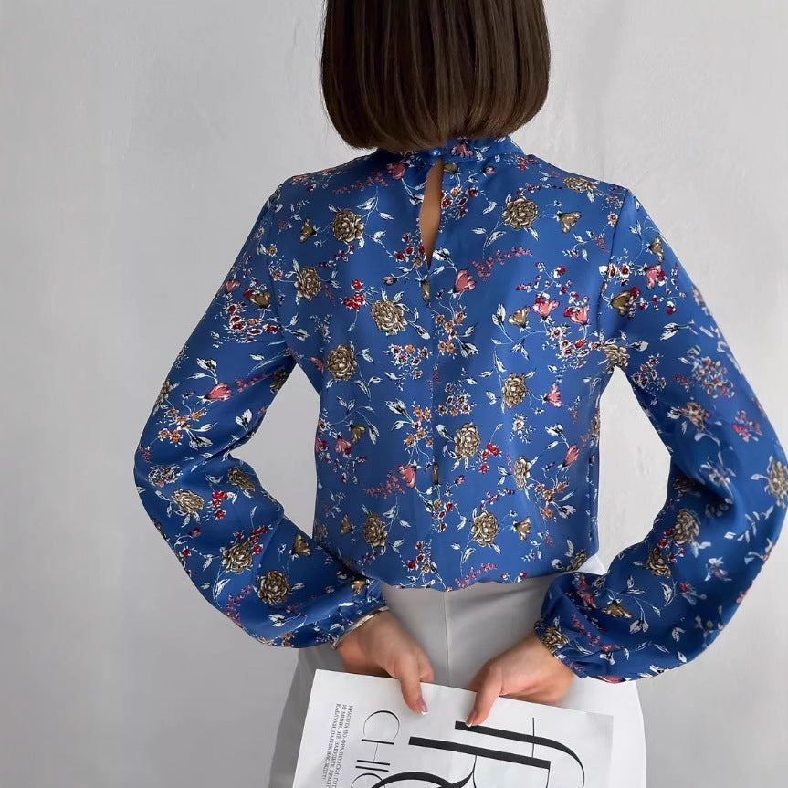 Damebluse med elegant blomsterdesign og bredt ærme Stilla
