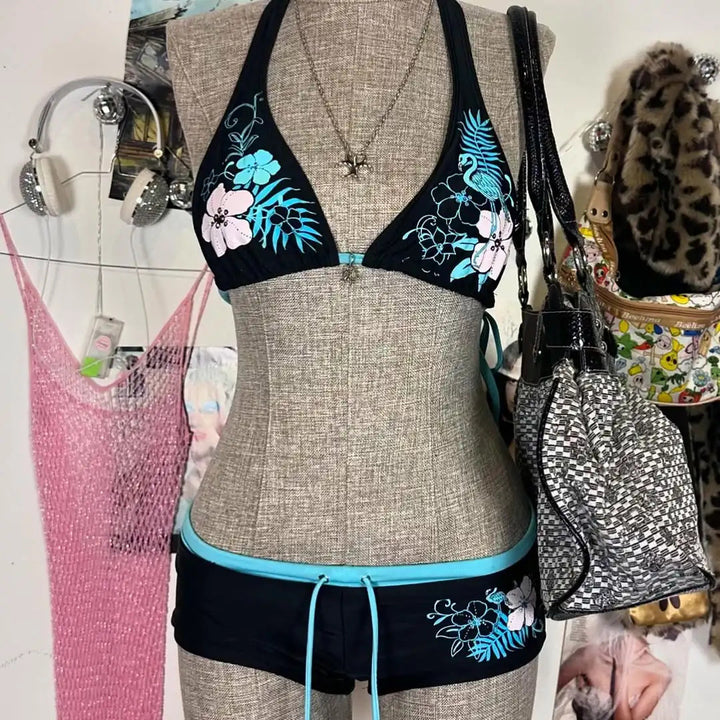 Dame bikini sæt med blomstertryk og individuelt halterdesign Stilla