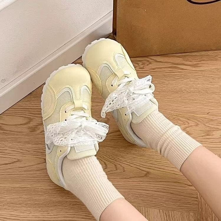 Dame Sneakers med innovativt rufflesdesign og åndbart mesh-overflade Stilla