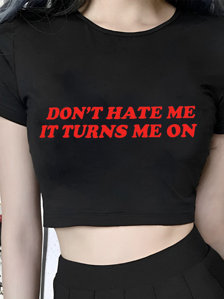 Dame Crop-T-shirt med inspirerende statementtryk Skovae