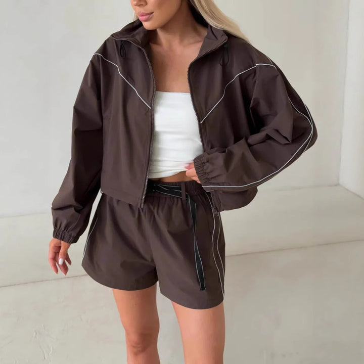 Kvindernes sporty sæt bestående af en jakke med høj krave og shorts i urban stil