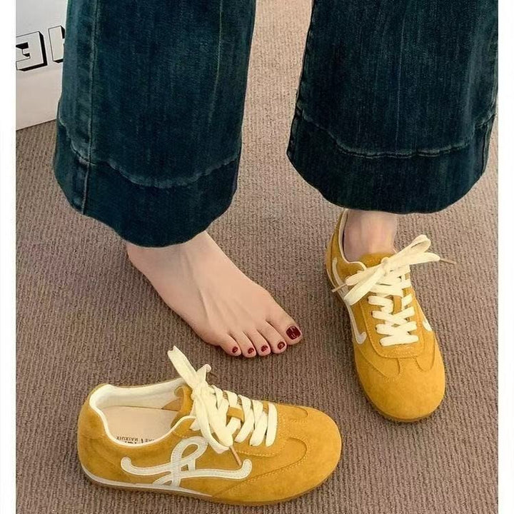 Dame sporty sneakers lavet af blødt ruskind med kontrasterende accenter og dæmpende sål Stilla