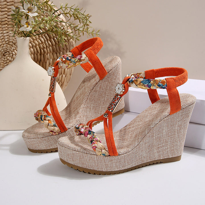 Dame Wedge-sandaler med flettet rem og elegant smykkedetalje Stilla
