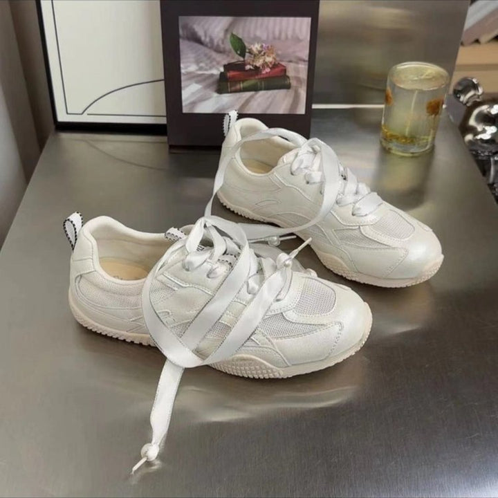 Dame sporty sneakers med innovativt metallic-overmateriale og elegante snøredetaljer Stilla