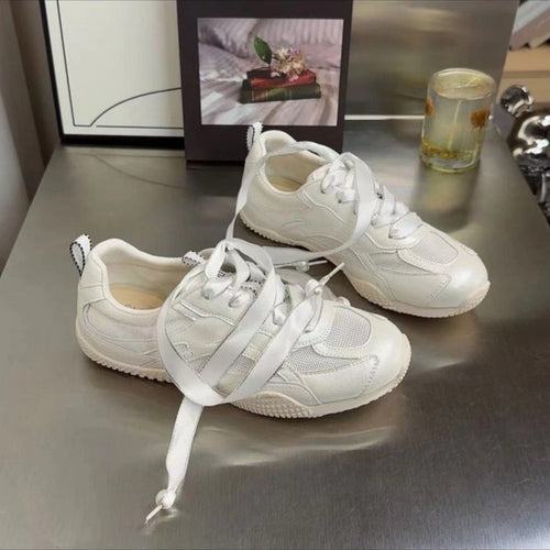 Dame sporty sneakers med innovativt metallic-overmateriale og elegante snøredetaljer Stilla