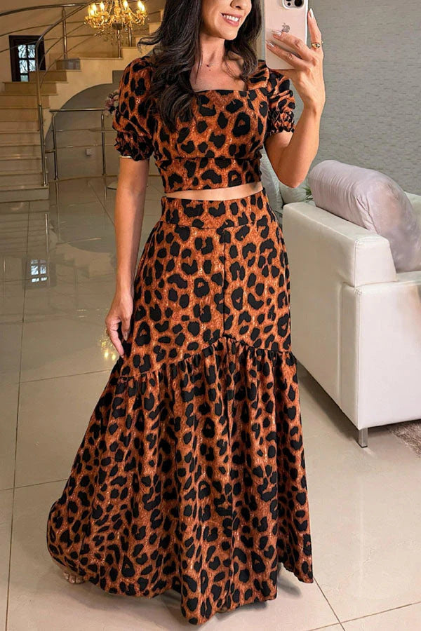 Dame to-delt ensemble med leopardmønster og voluminøs nederdel Stilla