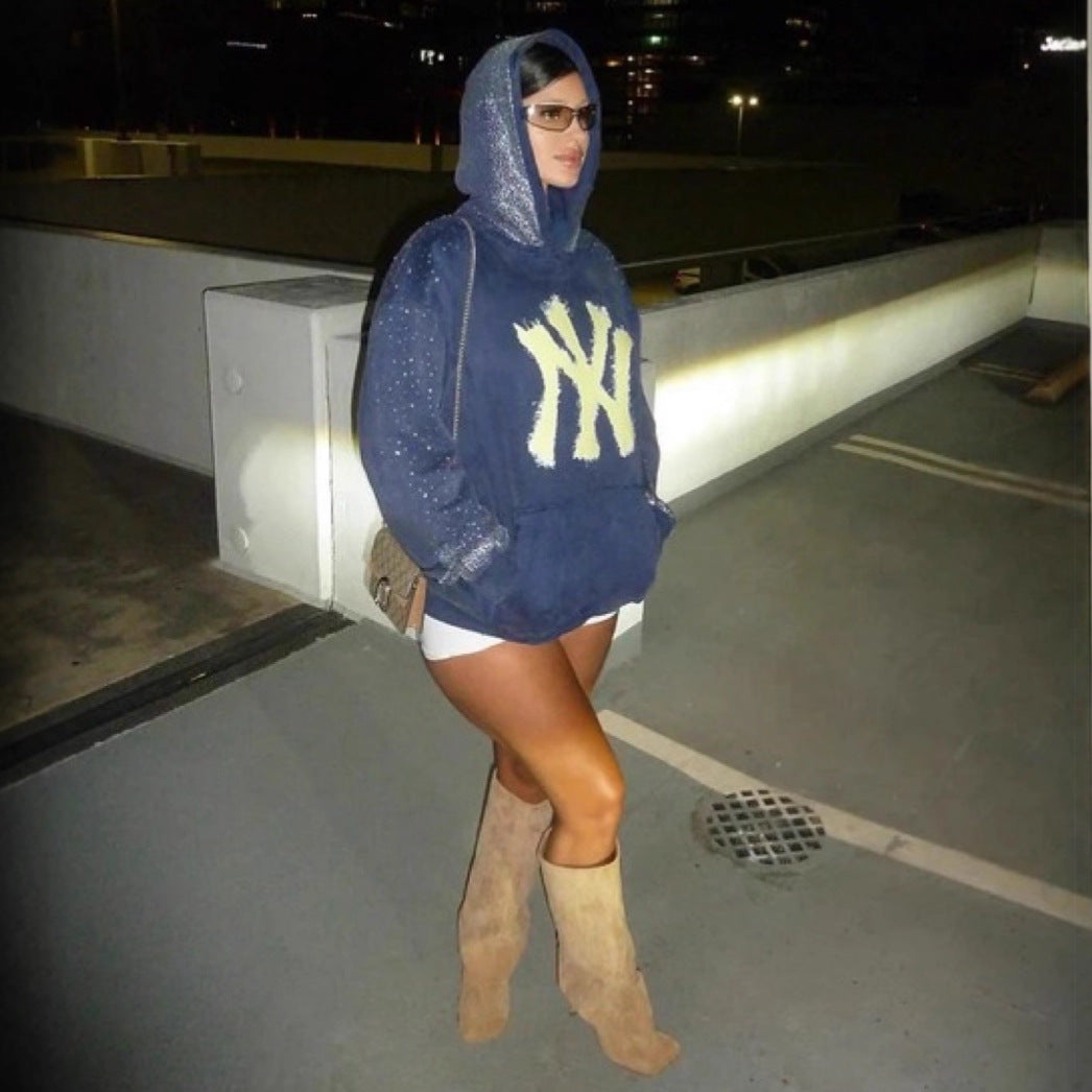 Kvinders hoodie med glitrende detaljer og markant logo Stilla