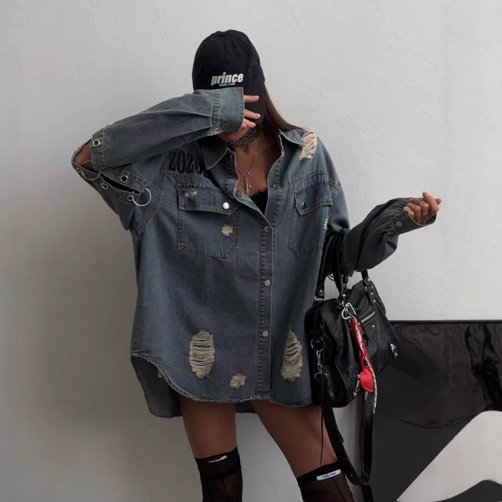 Kvinders oversized denimskjorte med slidte detaljer Stilla