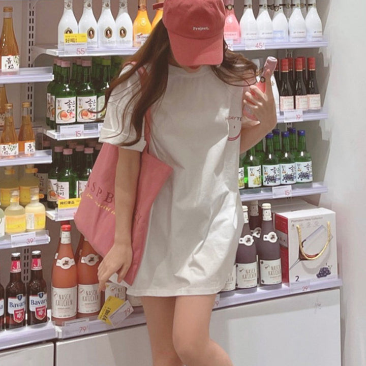 Dame T-shirt i afslappet oversized stil med kreativt motiv og trendy tekst Stilla
