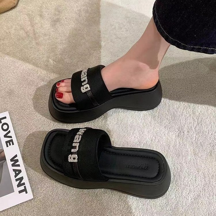 Dame Plateau-sandaler med modigt remdesign og skridsikker sål Stilla