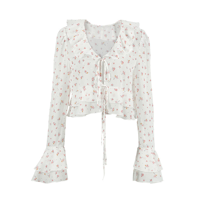 Damebluse med rynker og blomsterdesign Stilla