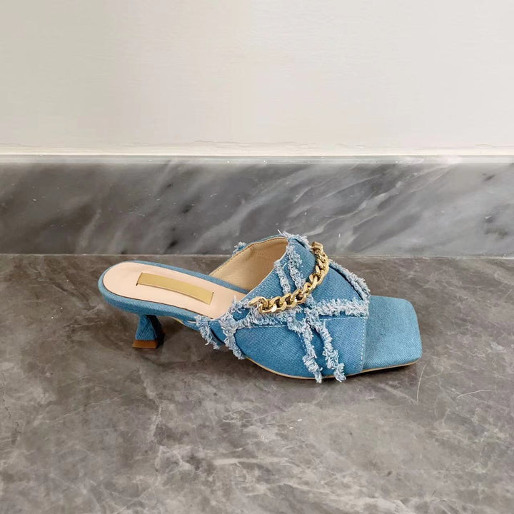 Femme Distressed Denim Slide Sandaler med kædeaccent Stilla