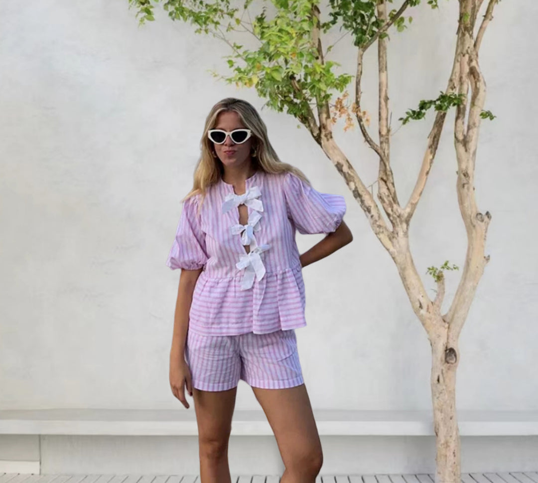 Dame afslapningssæt med stribet bluse og shorts i afslappet snit