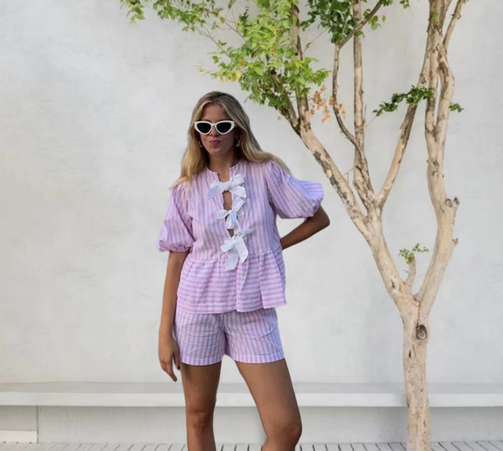 Dame afslapningssæt med stribet bluse og shorts i afslappet snit