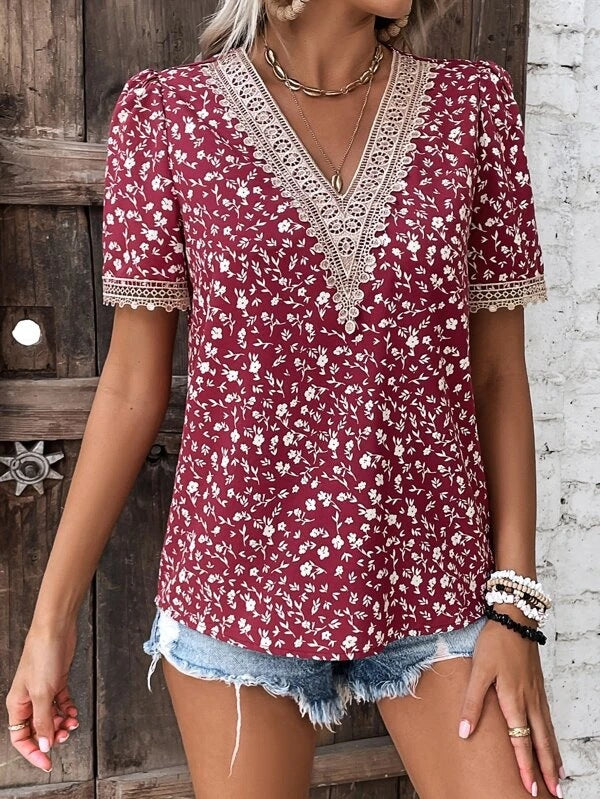 Dame kortærmet bluse med blomsterdesign og spidse accenter Stilla