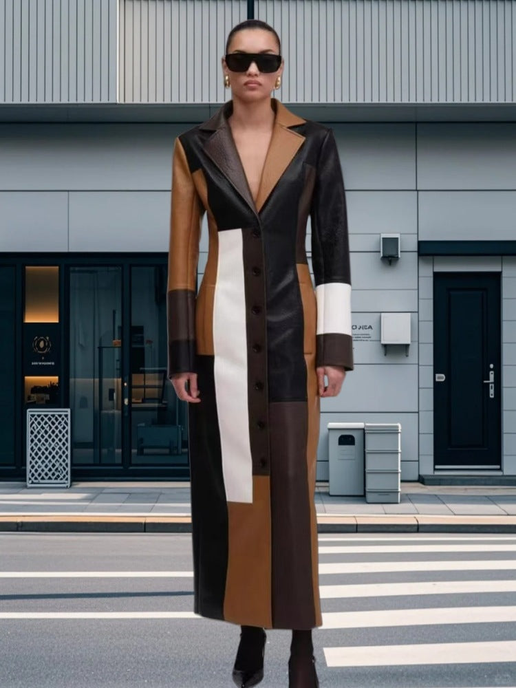Dame læderblazer-kjole med geometrisk farveblokdesign og elegant knapliste Stilla