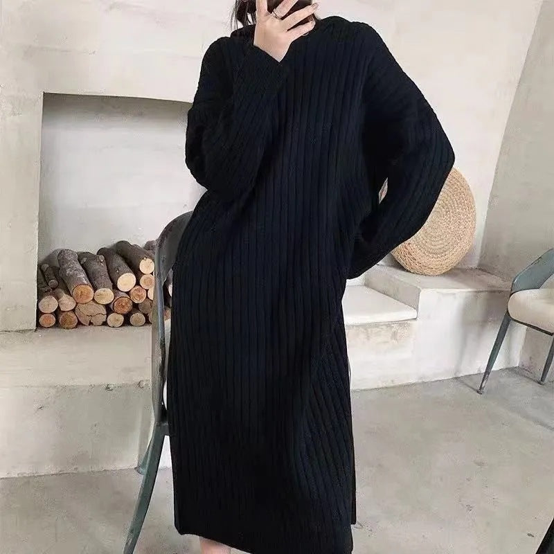 Kvindernes længere strikkede sweater med hætte og fin ribstruktur Stilla