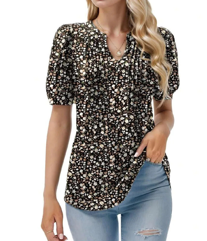 Damebluse med flæseærmer og blomsterdesign Stilla