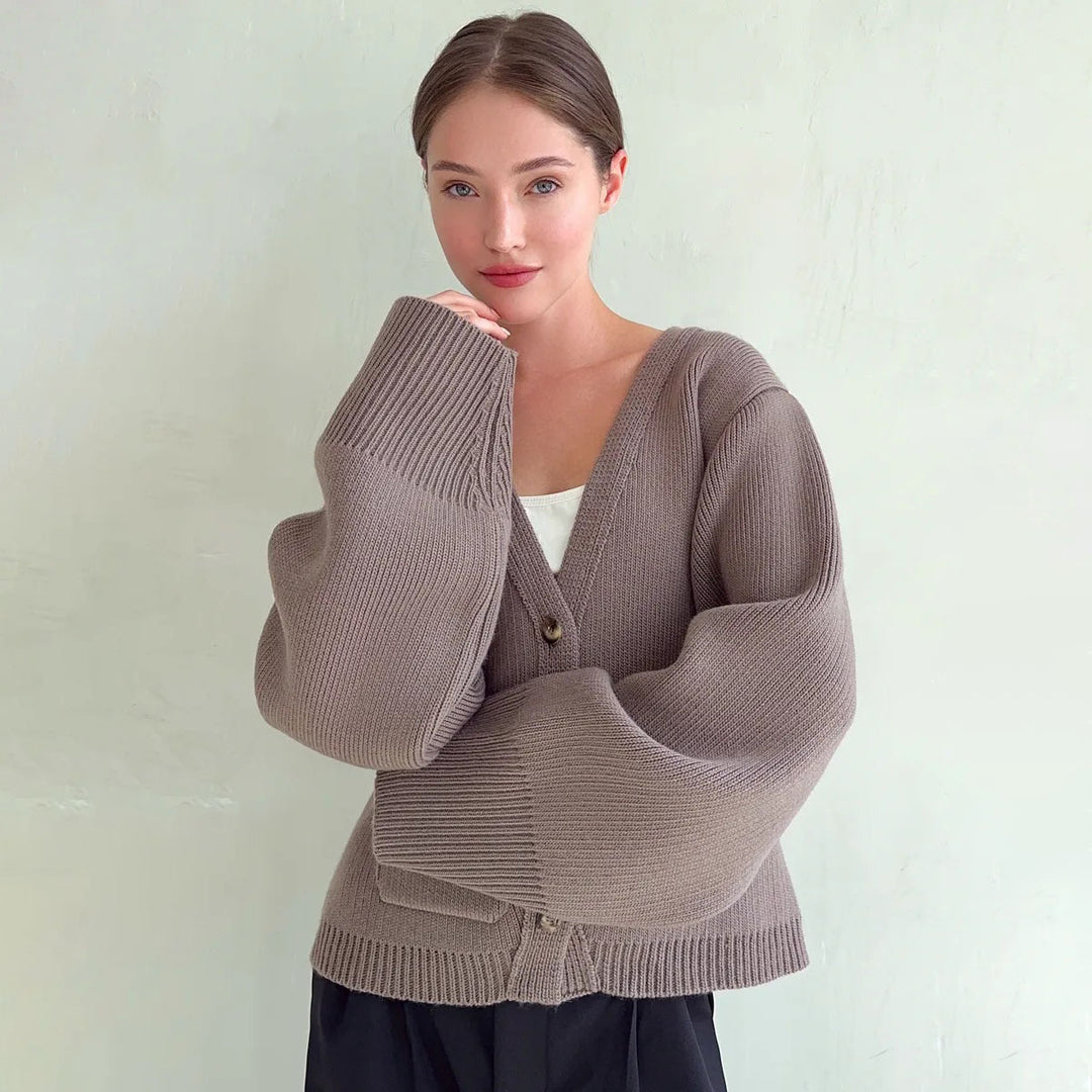 Kvinders cardigan med dyb V-hals og store lommer Stilla