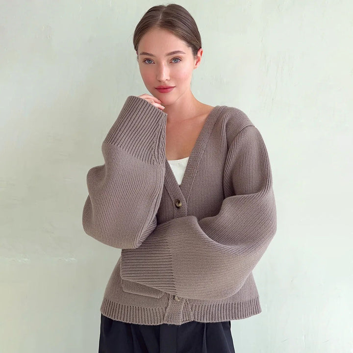 Kvinders cardigan med dyb V-hals og store lommer Stilla