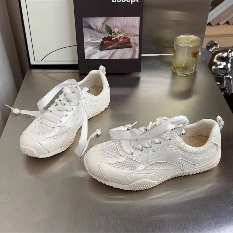 Dame sporty sneakers med innovativt metallic-overmateriale og elegante snøredetaljer Stilla