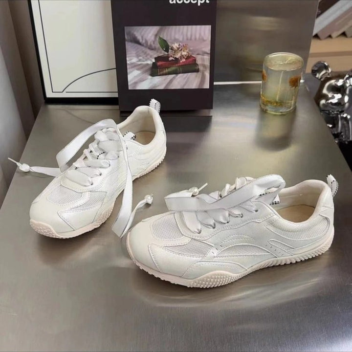 Dame sporty sneakers med innovativt metallic-overmateriale og elegante snøredetaljer Stilla
