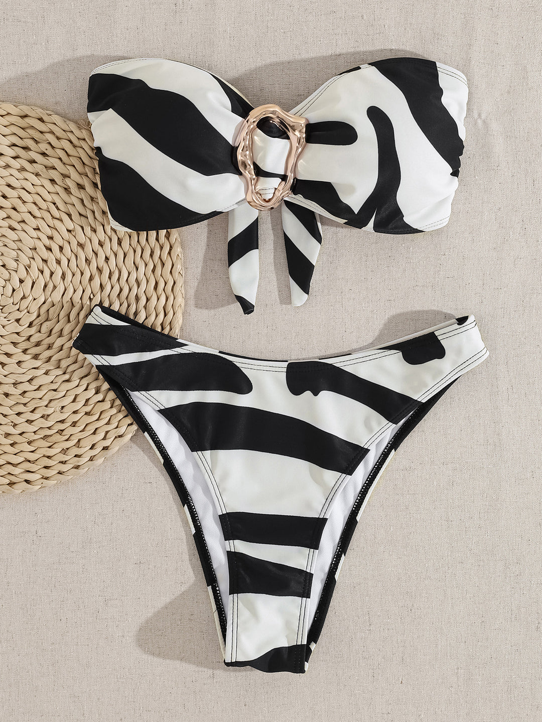 Dame bandeau-bikini med moderigtige spænde-detail og asymmetrisk snit Skovae