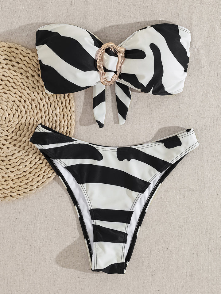 Dame bandeau-bikini med moderigtige spænde-detail og asymmetrisk snit Skovae