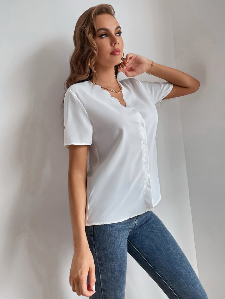 Dame elegant bluse med unik bølgekant og knaplås Stilla