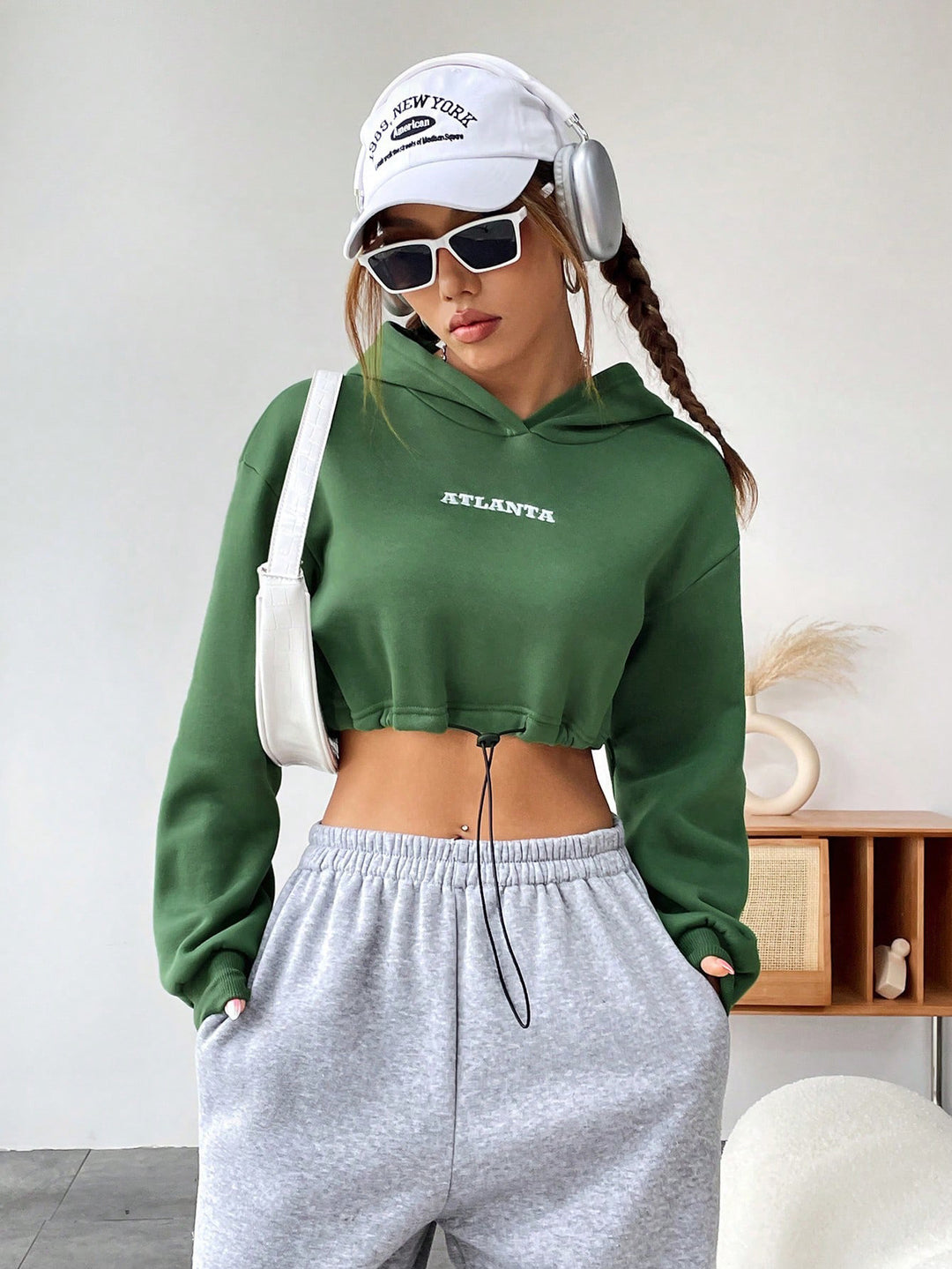 Dame cropped sweatshirt med broderet tekst og snoretræk Stilla