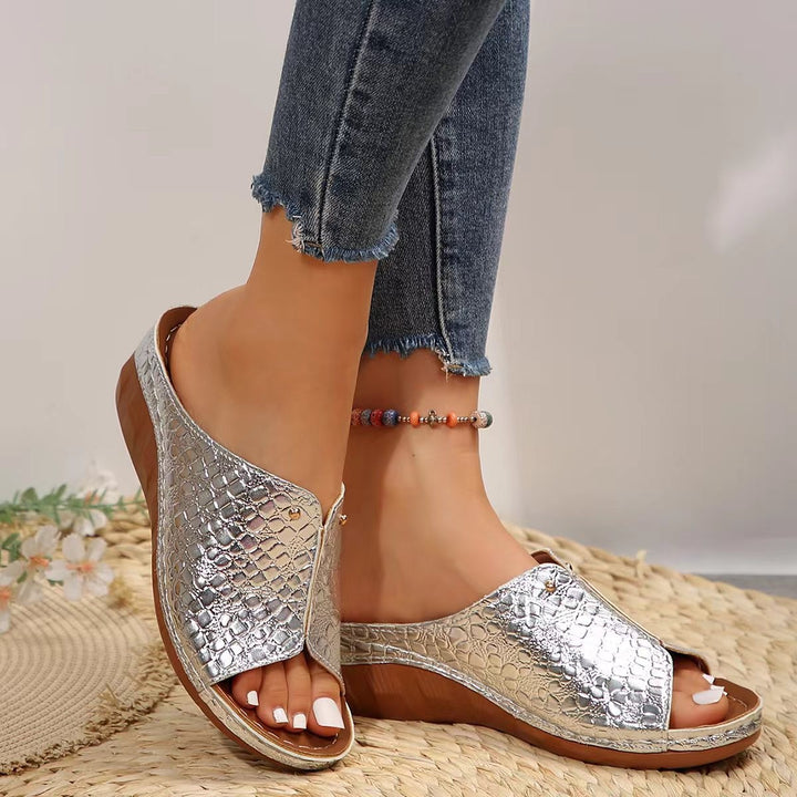 Dame åbne Sling-sandaler med elegant krokodille-prægning og fashionable blomster-detalje Stilla