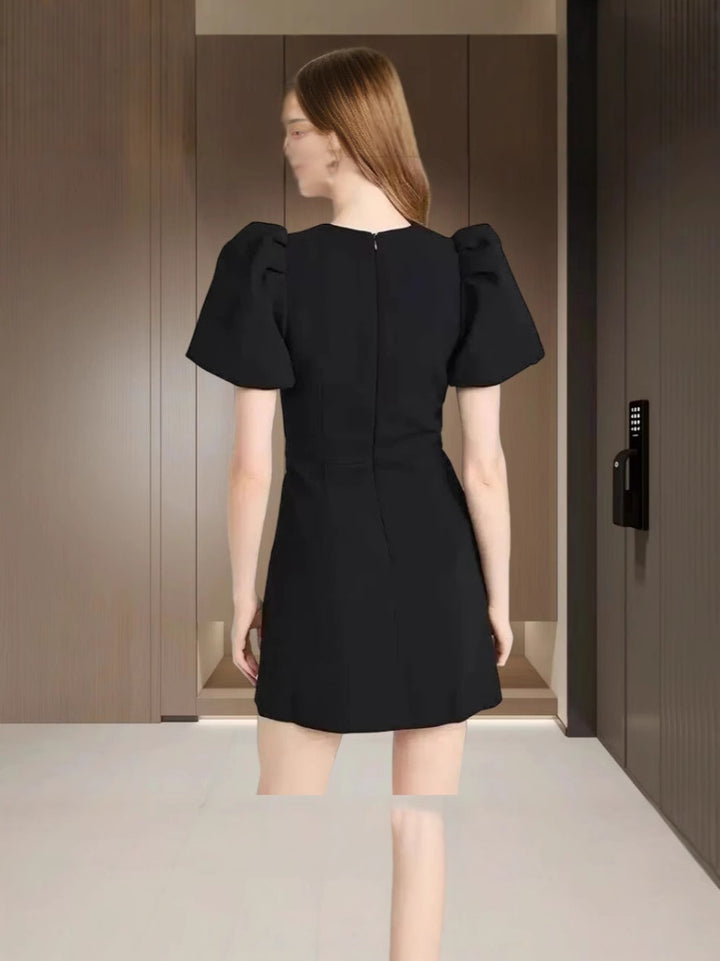 Dame Cut-Out Minikjole med elegante puffærmer og hjerte-applikationer Stilla