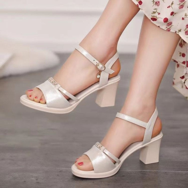 Dame blokhælsandaler med elegante remme og fashionabel glimmeraccent Stilla