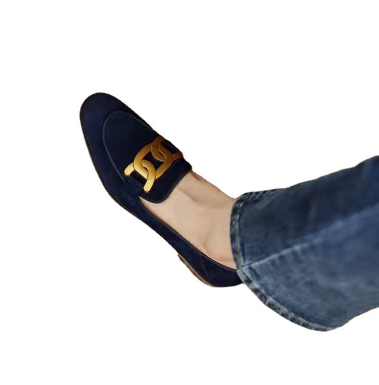 Femme elegant ruskinds slippers med dekorativ metal accent Stilla
