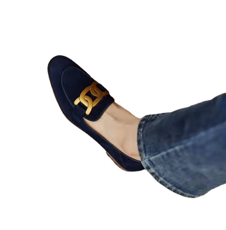 Femme elegant ruskinds slippers med dekorativ metal accent Stilla