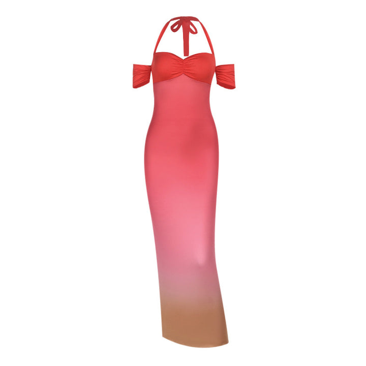 Dame maxikjole med elegant halterneckdesign og blomsteragtig accent Skovae