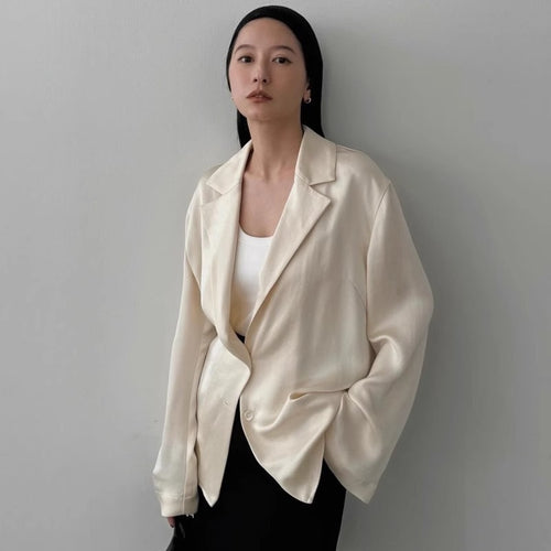 Dame afslappet oversized blazer i høj kvalitets satin med elegant snit og praktiske lommer Stilla