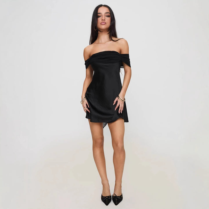Dame Off-Shoulder Kjole med elegant satin-finish og flydende snit Skovae