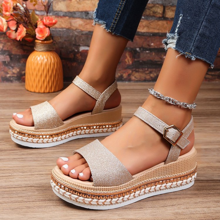 Dame plateau-sandaler med funkende accenter og komfortabel sål Stilla