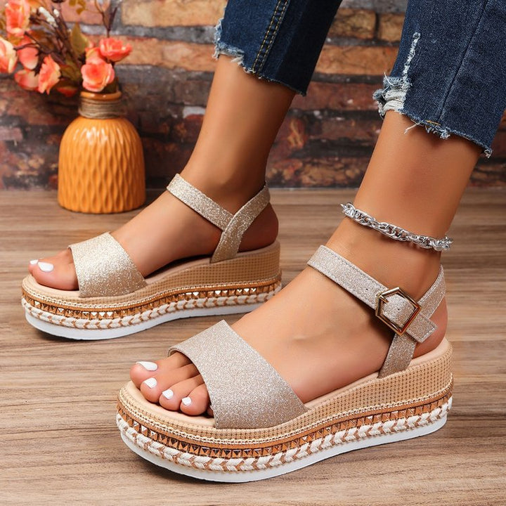 Dame plateau-sandaler med funkende accenter og komfortabel sål Stilla